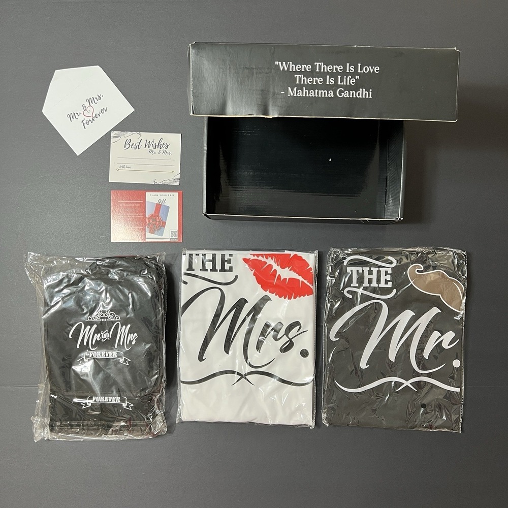 Deluxy Mr & Mrs Aprons/Oven Mitts & Potholder Kit Set Newlyweds